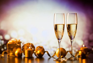 iki şampanya bardağı tatil ışıklar ve havai fişek - yeni karşı