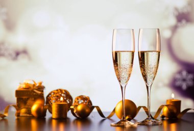 iki şampanya bardağı tatil ışıklar ve havai fişek - yeni karşı