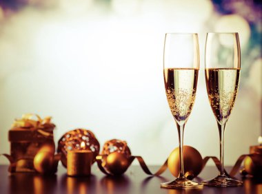 iki şampanya bardağı tatil ışıklar ve havai fişek - yeni karşı