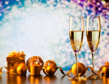 iki şampanya bardağı tatil ışıklar ve havai fişek - yeni karşı
