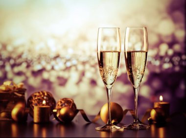 iki şampanya bardağı tatil ışıklar ve havai fişek - yeni karşı