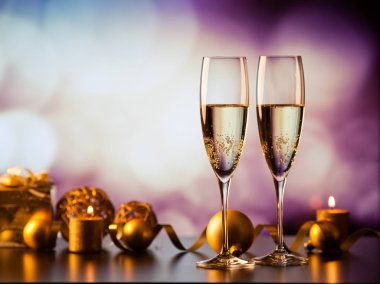 iki şampanya bardağı tatil ışıklar ve havai fişek - yeni karşı