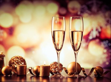 iki şampanya bardağı tatil ışıklar ve havai fişek - yeni karşı