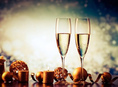 iki şampanya bardağı tatil ışıklar ve havai fişek - yeni karşı