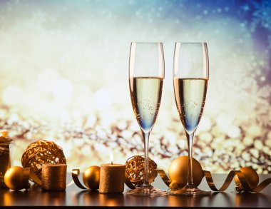 iki şampanya bardağı tatil ışıklar ve havai fişek - yeni karşı