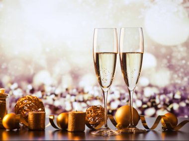 iki şampanya bardağı tatil ışıklar ve havai fişek - yeni karşı