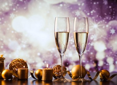 iki şampanya bardağı tatil ışıklar ve havai fişek - yeni karşı