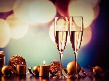 iki şampanya bardağı tatil ışıklar ve havai fişek - yeni karşı