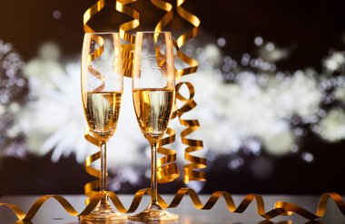 iki şampanya bardağı şeritler tatil ışıklar ve fi karşı