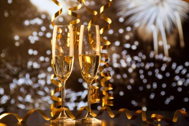 iki şampanya bardağı şeritler tatil ışıklar ve fi karşı