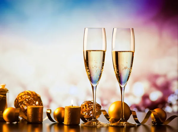 Два келихи шампанського проти святкових вогнів та феєрверків - нові — стокове фото