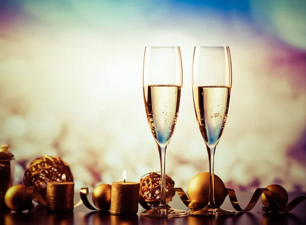 Due bicchieri di champagne contro le luci delle vacanze e fuochi d'artificio - nuovo — Foto Stock