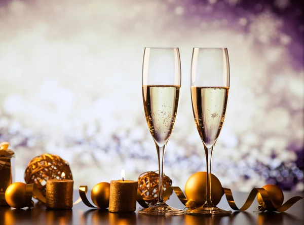 Dwa kieliszki do szampana przed świąteczne światełka i fajerwerki - nowe — Zdjęcie stockowe