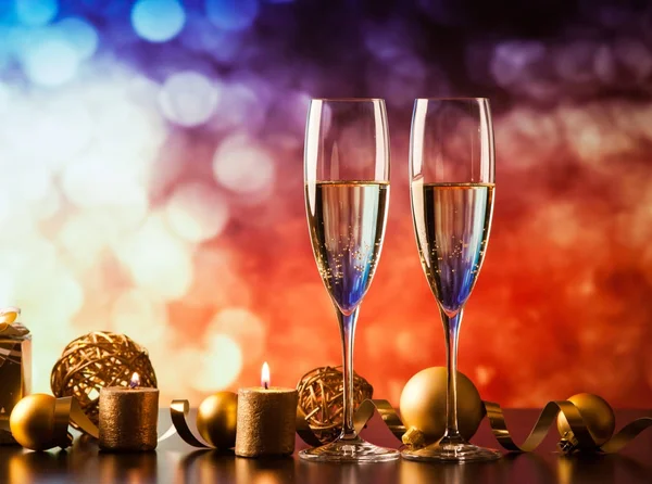 Dois copos de champanhe contra luzes de férias e fogos de artifício - novo — Fotografia de Stock