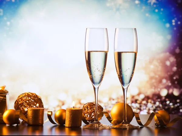 Dos copas de champán contra luces navideñas y fuegos artificiales - nuevo — Foto de Stock