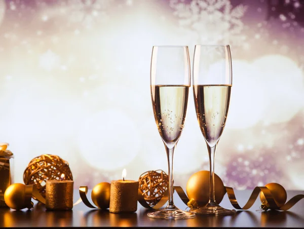 Två champagneglas mot Helgens ljus och fyrverkerier - nya — Stockfoto