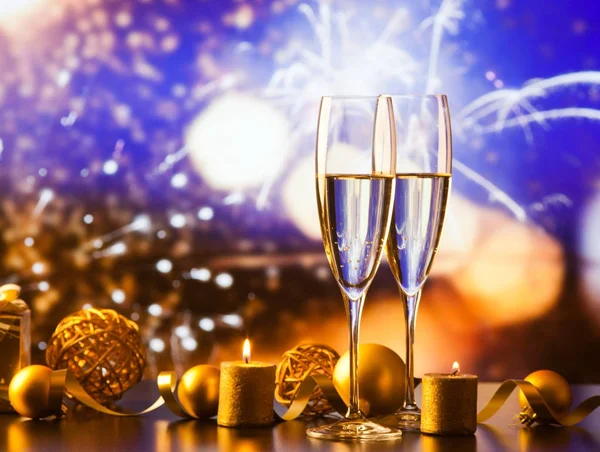 Dos copas de champán contra luces navideñas y fuegos artificiales - nuevo —  Fotos de Stock