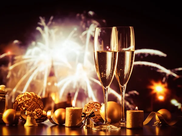 Due bicchieri di champagne contro le luci delle vacanze e fuochi d'artificio - nuovo — Foto Stock