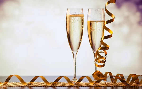 Dois copos de champanhe contra luzes de férias e fogos de artifício - novo — Fotografia de Stock