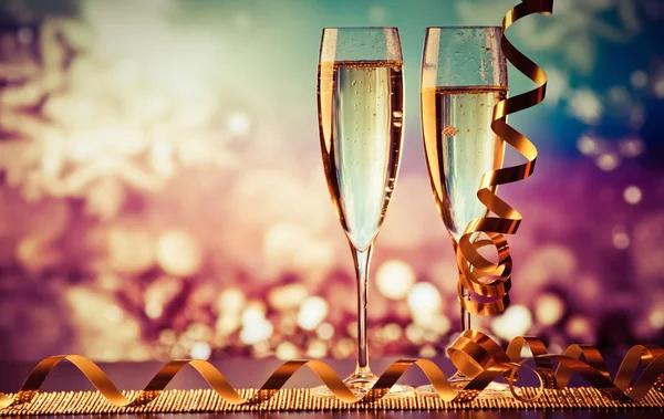 两个香槟眼镜反对节日彩灯和烟花-新 — 图库照片