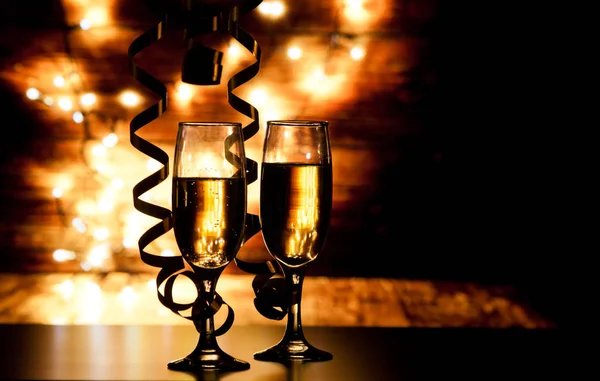 Två champagneglas med band mot holiday lights och fi — Stockfoto