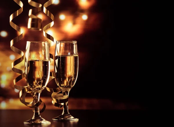 休日ライトと fi のリボンで 2 つのシャンパン グラス — ストック写真
