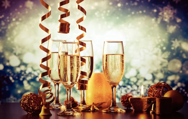 Champagneglas mot holiday lights redo för nyår ev — Stockfoto