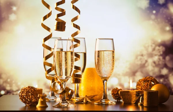 Kieliszki do szampana przed gotowy na nowy rok ev światła wakacje — Zdjęcie stockowe