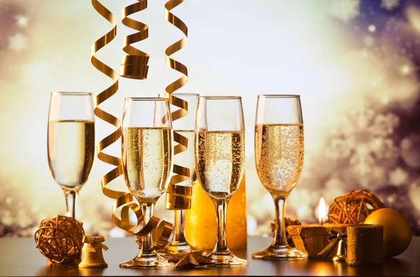Pezsgő szemüveg ellen nyaralás fények készen áll a New Year's ev — Stock Fotó