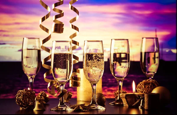 新年の ev の準備ができて休日ライトに対してシャンパン グラス — ストック写真