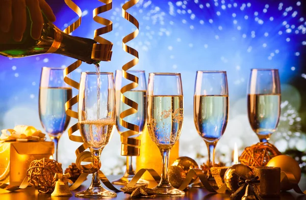 Copas de champán contra luces navideñas listas para el Año Nuevo ev — Foto de Stock