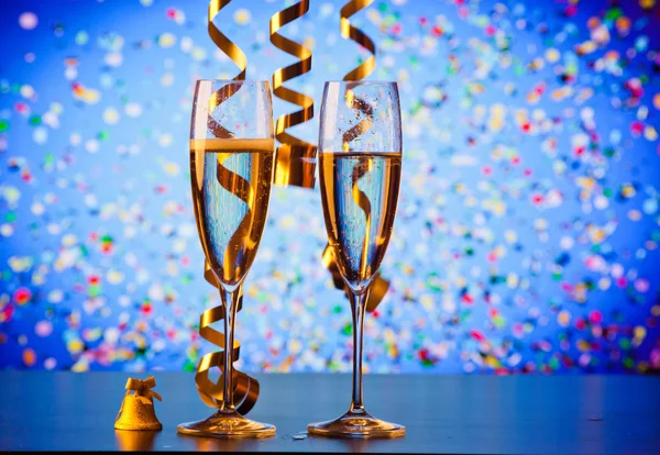 Två champagneglas med band och fallande konfetti - nya ni — Stockfoto