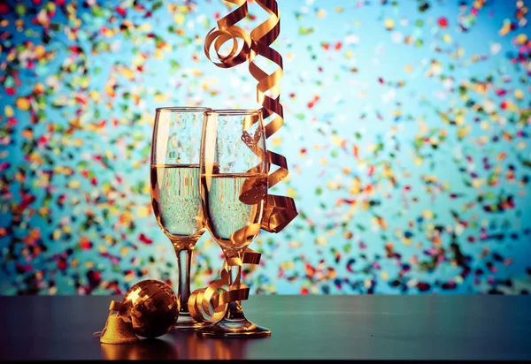 Dwa kieliszki do szampana z wstążkami i spadające konfetti - nowe wy — Zdjęcie stockowe