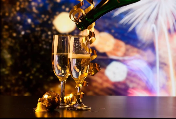 Dwa kieliszki do szampana z wstążkami przeciwko światła wakacje i Internetu — Zdjęcie stockowe