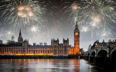 Patlayıcı havai fişek gökyüzüne Big Ben etrafında doldurur. Siz yeni