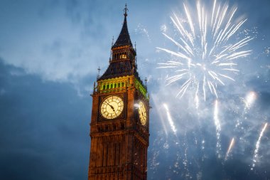 Patlayıcı havai fişek gökyüzüne Big Ben etrafında doldurur. Siz yeni