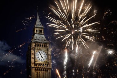 Patlayıcı havai fişek gökyüzüne Big Ben etrafında doldurur. Siz yeni