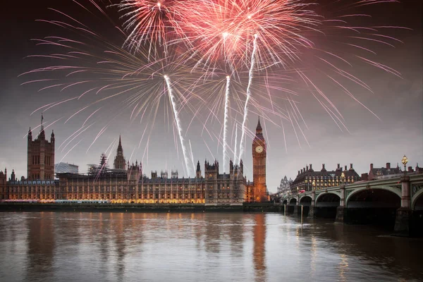 Explosive fireworks display fills the sky around Big Ben. New Ye — Stock Photo, Image