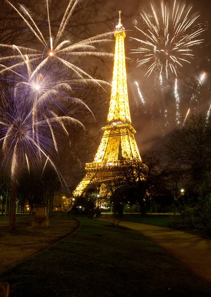 Nouvel An dans la ville - Tour Eiffel (Paris, France) ) — Photo