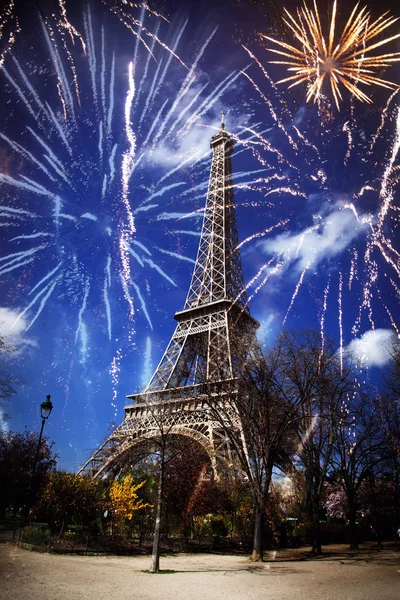 Festeggiare il nuovo anno in città - Torre Eiffel (Parigi, Francia ) — Foto Stock