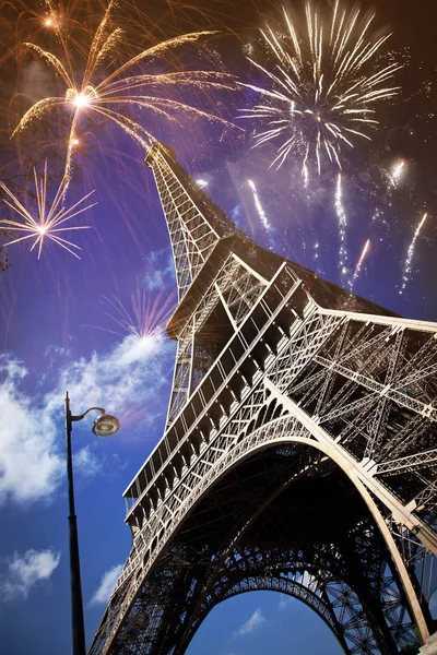 Slaví Nový rok ve městě - Eiffelova věž (Paříž, Francie) — Stock fotografie