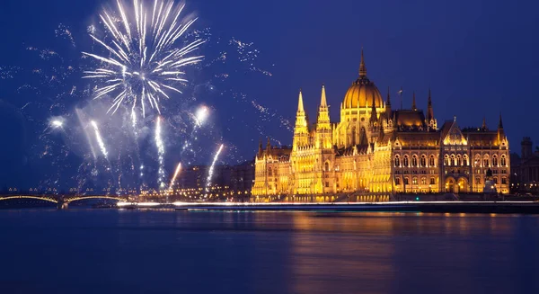 Neujahrsfest in der Stadt - Budapester Parlament mit Feuer — Stockfoto