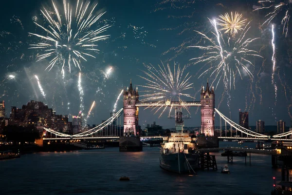Ponte de torre com fogos de artifício, celebração do Ano Novo em Lond — Fotografia de Stock
