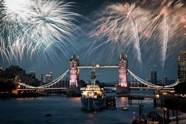 Puente torre con fuegos artificiales, celebración del Año Nuevo en Lond — Foto de Stock