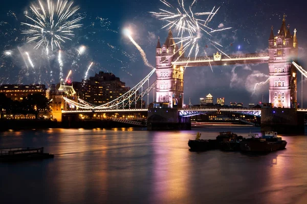 Ponte de torre com fogos de artifício, celebração do Ano Novo em Lond — Fotografia de Stock