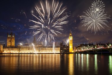 Patlayıcı havai fişek gökyüzüne Big Ben etrafında doldurur. Siz yeni
