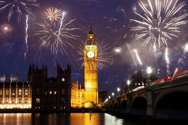 Fuegos artificiales explosivos muestran llena el cielo alrededor de Big Ben. Nuevo Ye — Foto de Stock