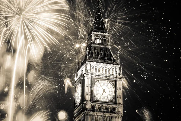 Año nuevo en la ciudad - Big Ben con fuegos artificiales — Foto de Stock