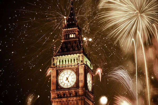 Şehir - Big Ben havai fişek ile yeni yılda