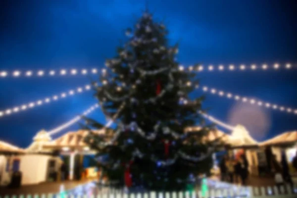 Verschwommener Weihnachtsbaum mit Lichtern — Stockfoto